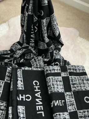 GWP CHANEL BEAUTE WINTER SCARF